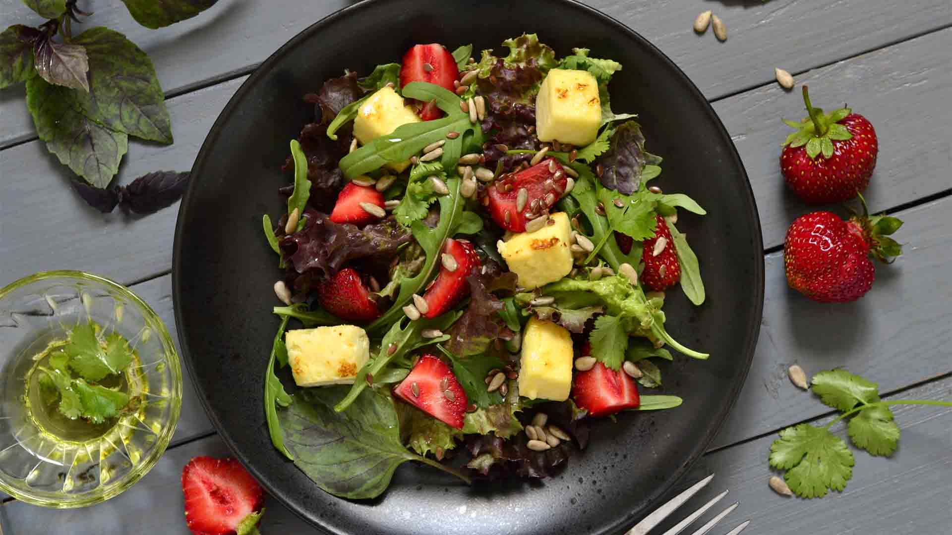 Çilekli ve Keten Tohumlu Semiz Otu Salatası Tarifi